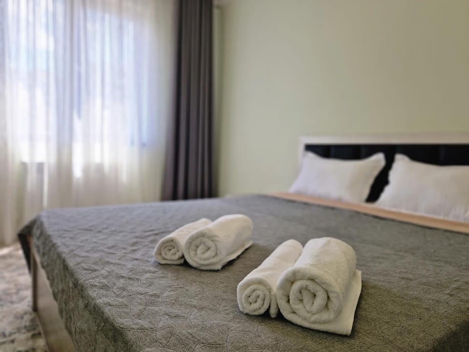 Bedroom, towels