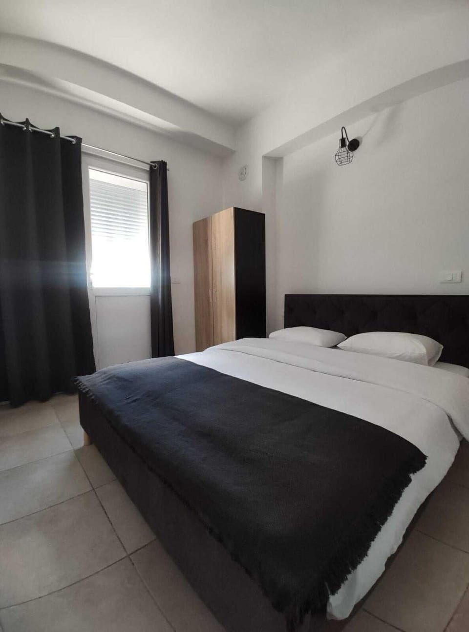 Bed, Photo of the whole room, Bedroom, fireplace, wardrobe