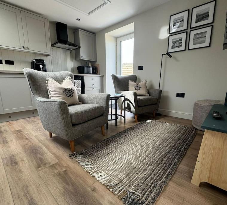 TV and multimedia, Kitchen or kitchenette, Living room, Decorative detail, Seating area, Entertainment