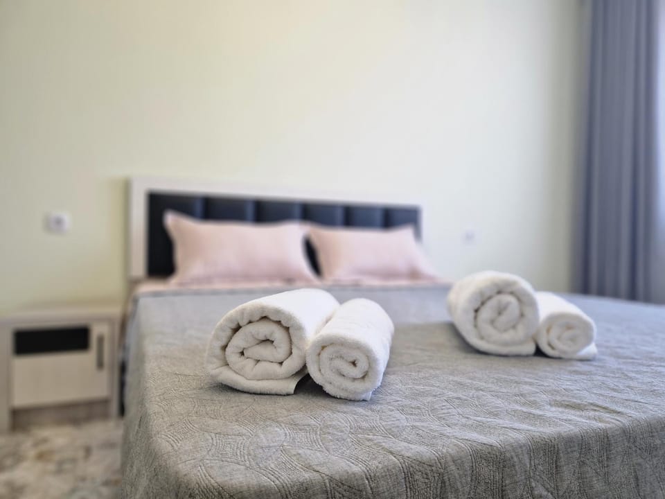 Bed, Bedroom, towels