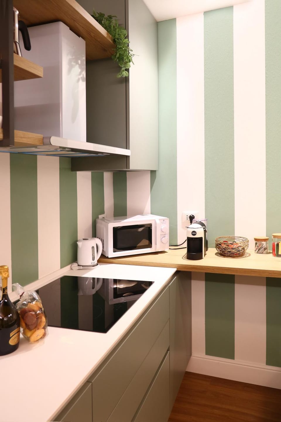 Coffee/tea facilities, Kitchen or kitchenette, stove