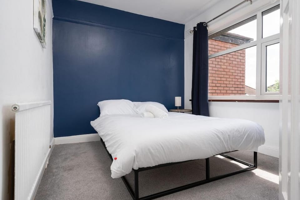 Comfy 3BR Home - Pool Table - Games - Sleeps 8 House in Manchester