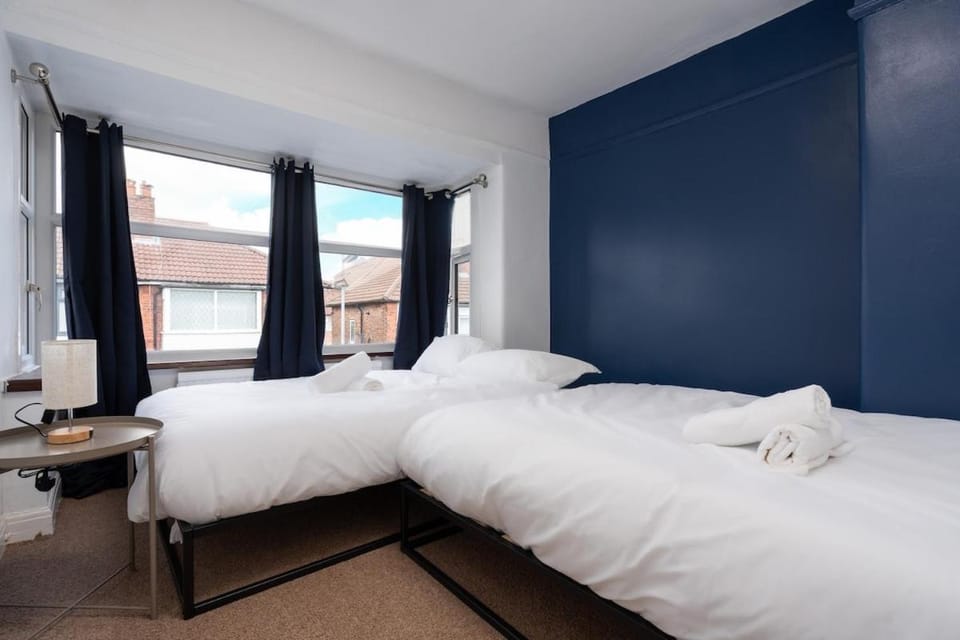 Comfy 3BR Home - Pool Table - Games - Sleeps 8 House in Manchester