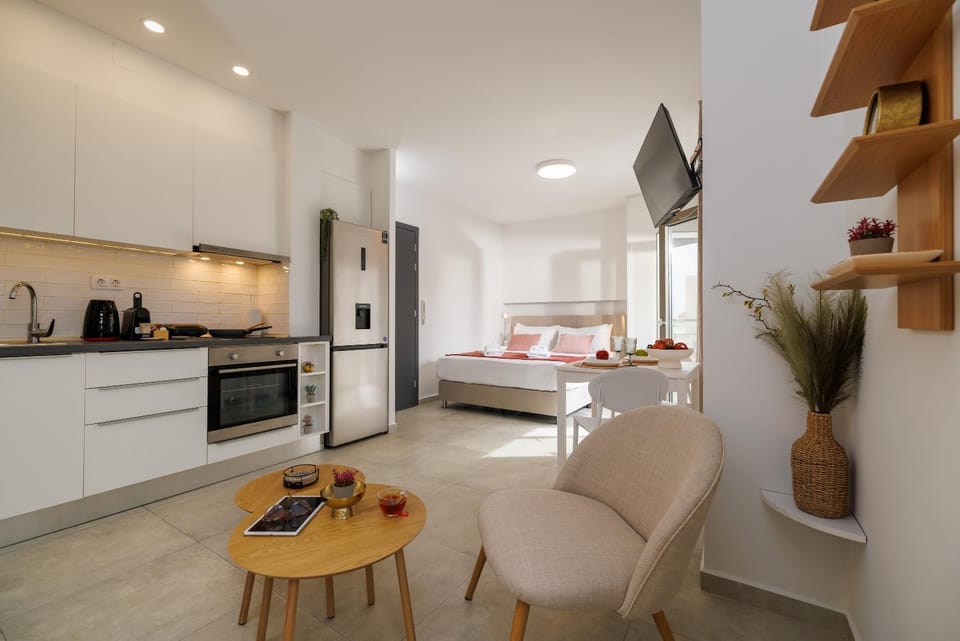 Bed, TV and multimedia, Coffee/tea facilities, Kitchen or kitchenette, Living room, Food and drinks, Photo of the whole room, Seating area, Dining area, Bedroom, Food, oven, stove