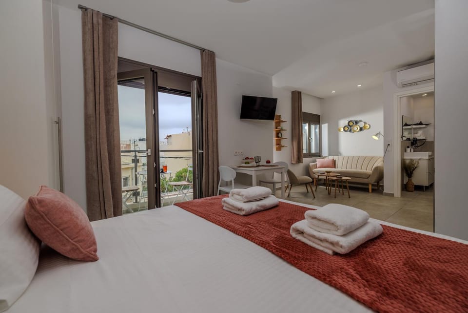 Bed, TV and multimedia, View (from property/room), Photo of the whole room, Seating area, Dining area, Bedroom, towels, air conditioner