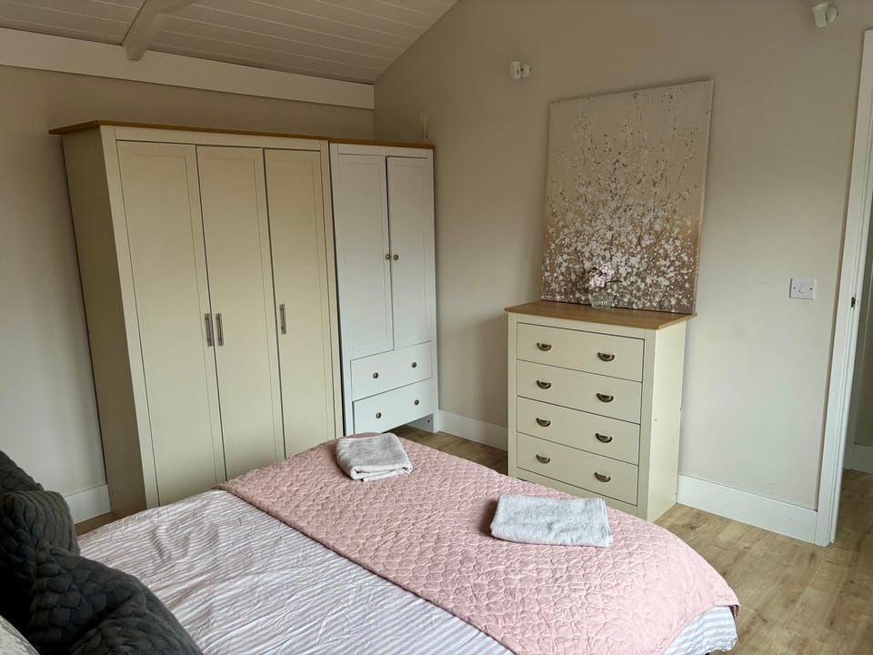 Bed, Photo of the whole room, Bedroom, wardrobe
