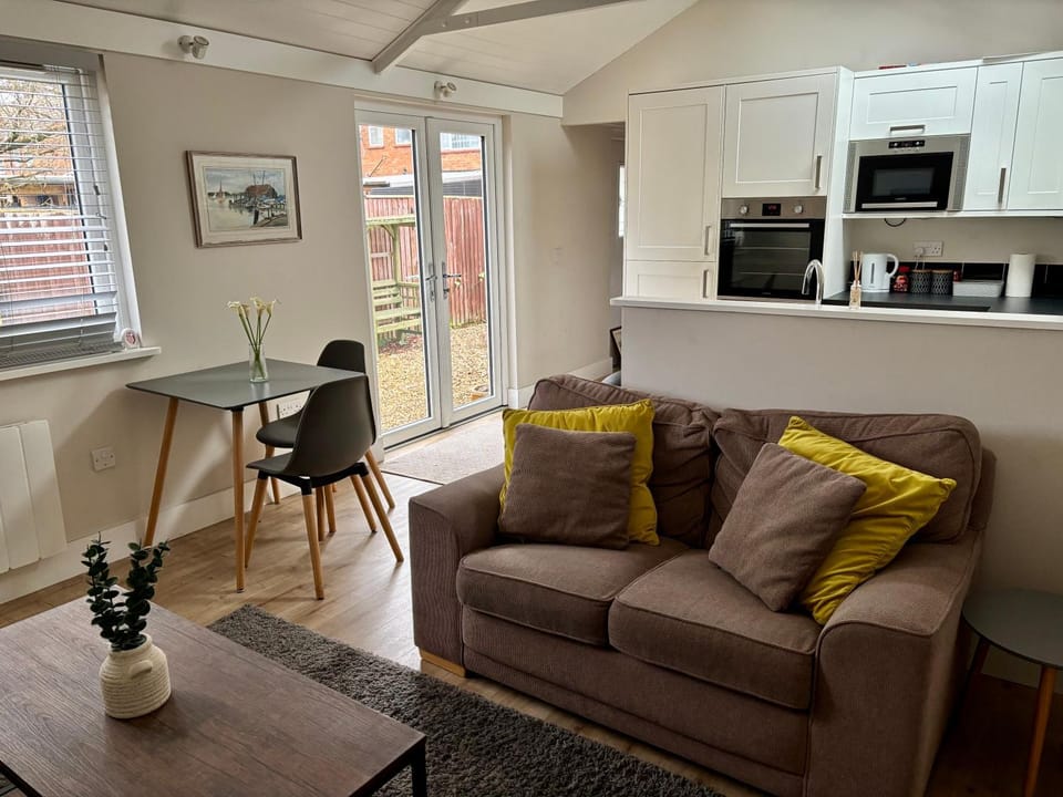 Kitchen or kitchenette, Living room, Seating area, Dining area, stove