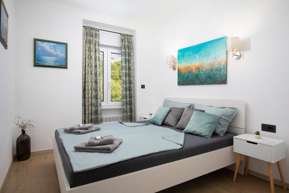 Bed, Bedroom, towels