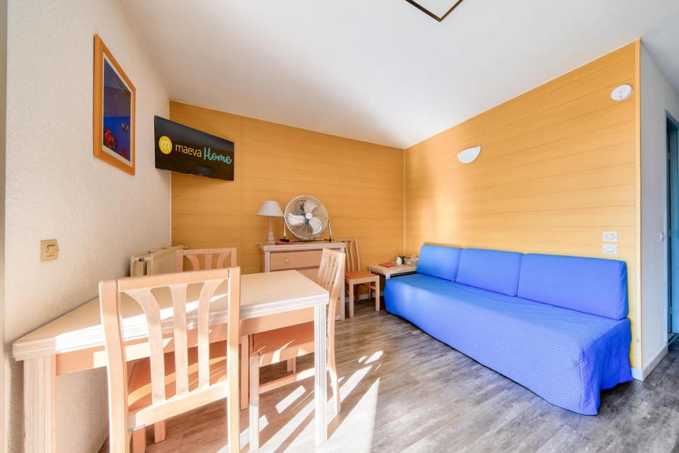 Bed, kitchen