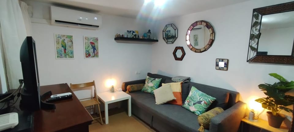 TV and multimedia, Living room, Seating area, air conditioner