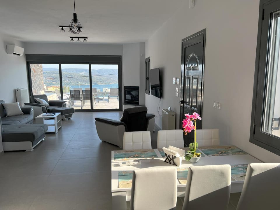 View (from property/room), Dining area, Pool view