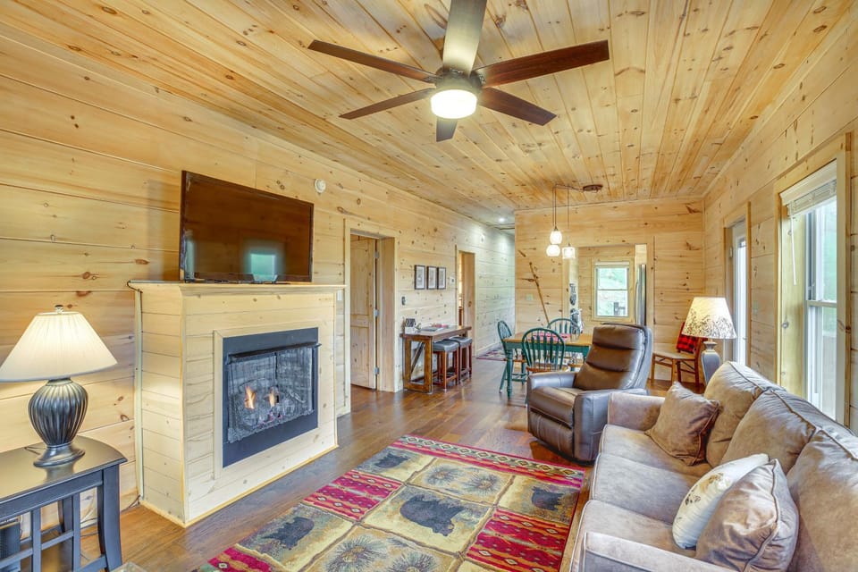 Pet-Friendly Boone Cabin w/ Mtn Views & Hot Tub! Cabin in Watauga