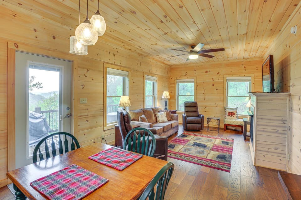 Pet-Friendly Boone Cabin w/ Mtn Views & Hot Tub! Cabin in Watauga
