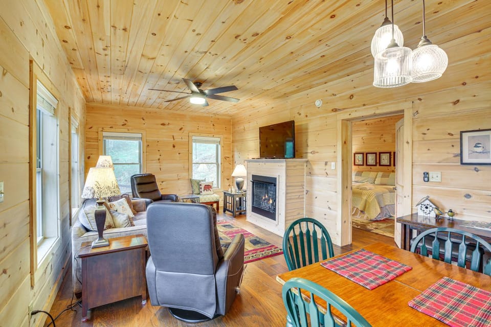 Pet-Friendly Boone Cabin w/ Mtn Views & Hot Tub! Cabin in Watauga
