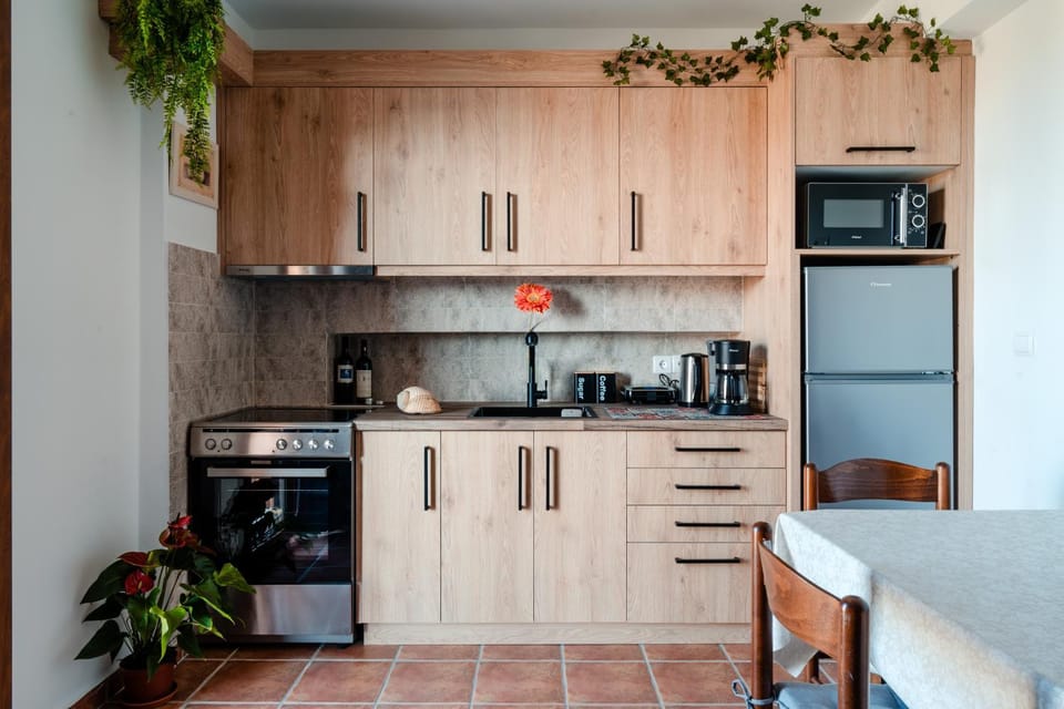 Coffee/tea facilities, Kitchen or kitchenette, Dining area, oven, stove