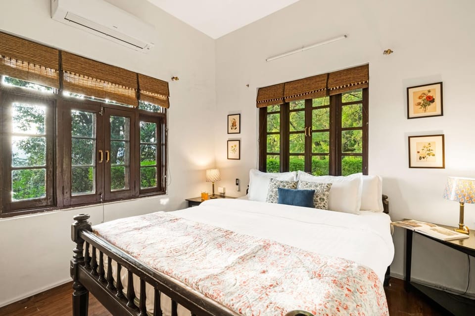 Bed, Photo of the whole room, Seating area, Bedroom, air conditioner