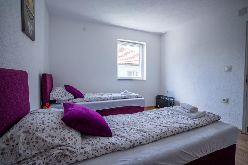 Bed, Bedroom, towels