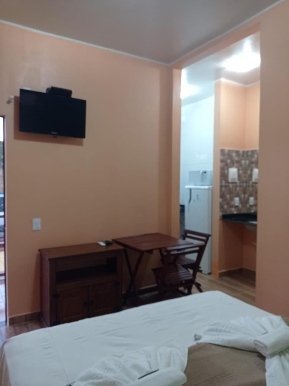 Property building, Bed, TV and multimedia, Kitchen or kitchenette, Photo of the whole room, Bedroom, hair dresser, towels