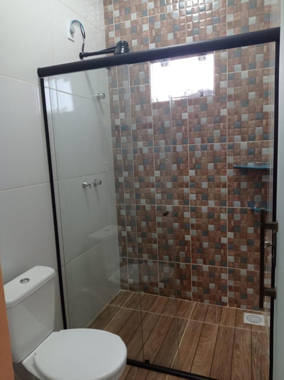 Shower, Toilet, Property building, Bathroom