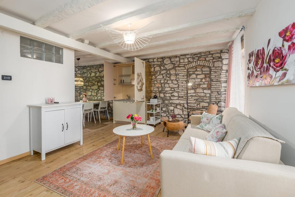 Kitchen or kitchenette, Seating area, Dining area