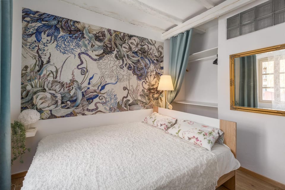 Photo of the whole room, Bedroom