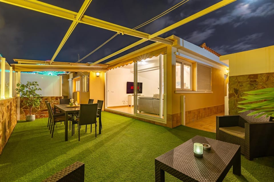 Patio, Garden, TV and multimedia, View (from property/room), Balcony/Terrace, Living room, Seating area, Dining area, Evening entertainment, Garden view