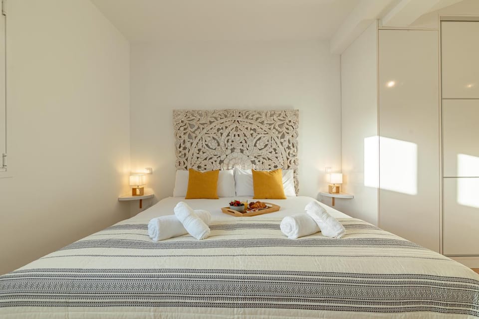 Bed, Photo of the whole room, Bedroom, Food, towels