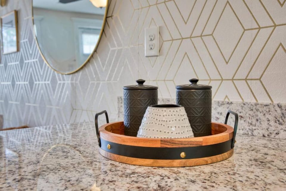 Castle Street Retreat - Glamorous Getaway House in Wilmington