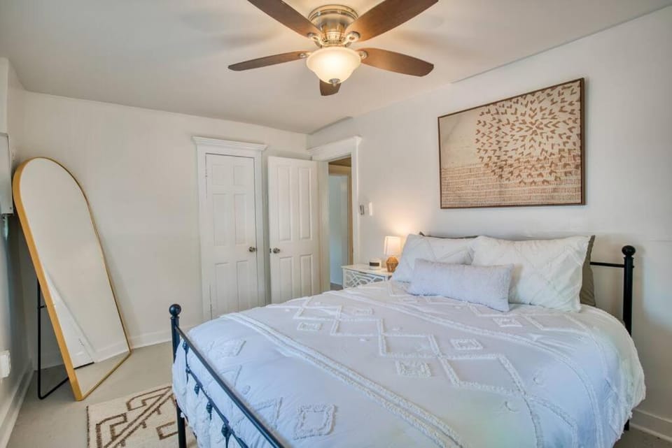 Castle Street Retreat - Glamorous Getaway House in Wilmington