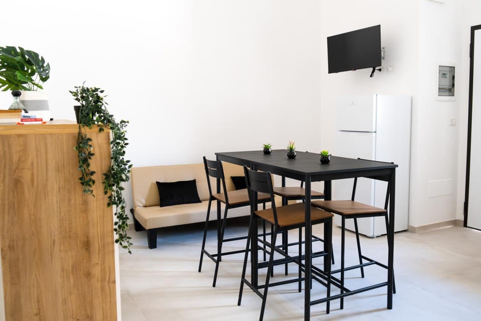 TV and multimedia, Living room, Seating area, Dining area