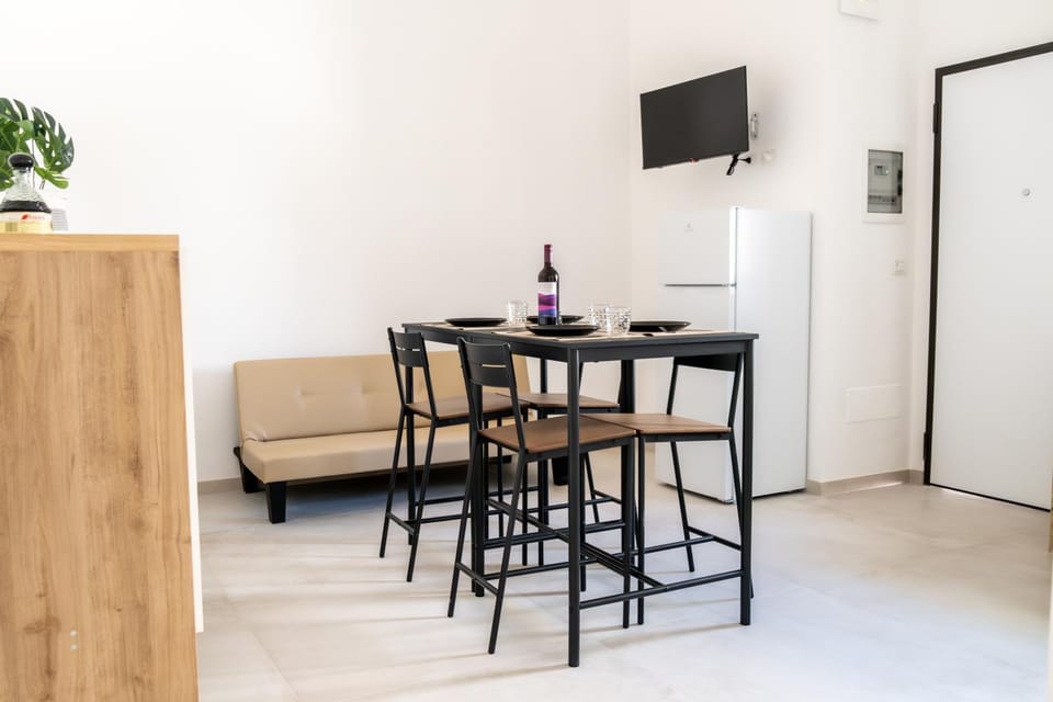TV and multimedia, Living room, Seating area, Dining area