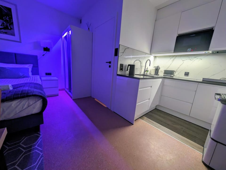 Coffee/tea facilities, Kitchen or kitchenette, oven, stove, toaster