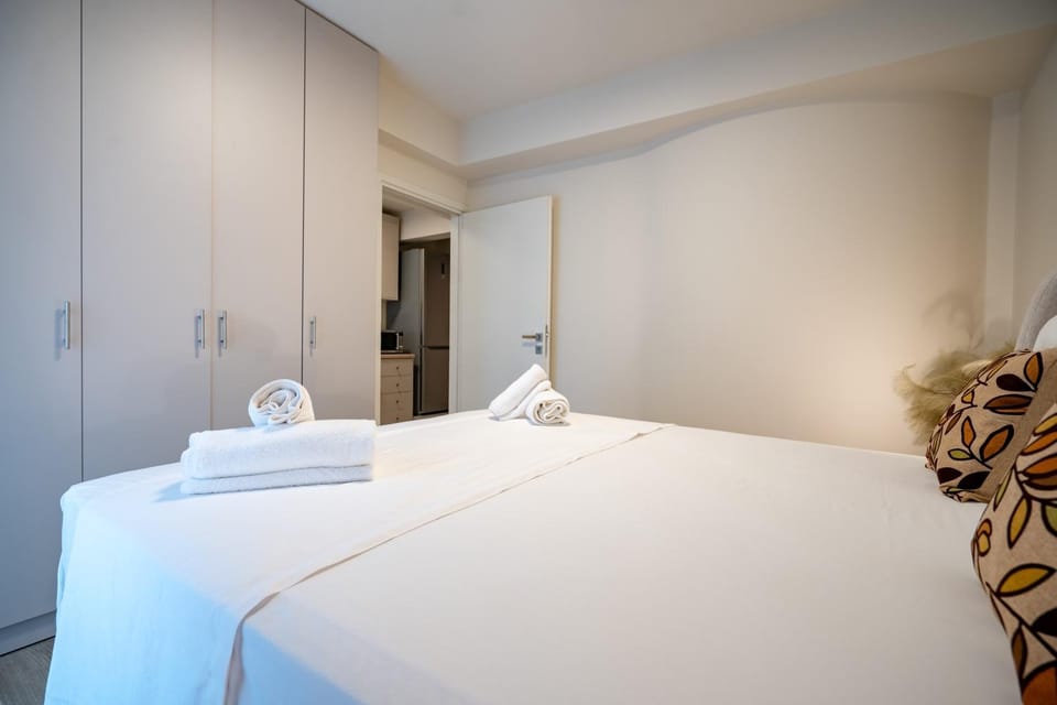 Photo of the whole room, towels