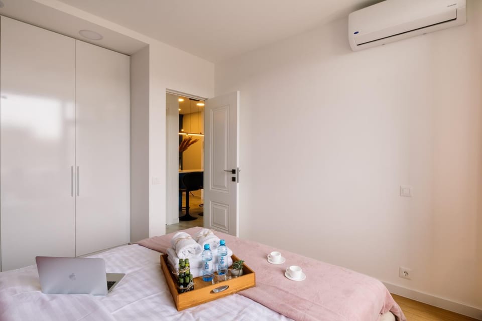Bed, Bedroom, wardrobe, air conditioner