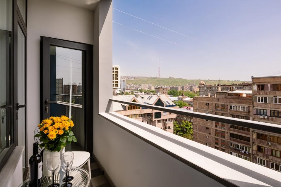 View (from property/room), Balcony/Terrace, City view
