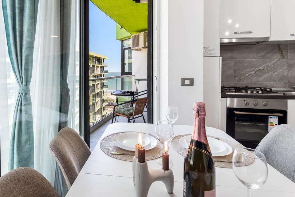 Kitchen or kitchenette, Dining area, Sea view