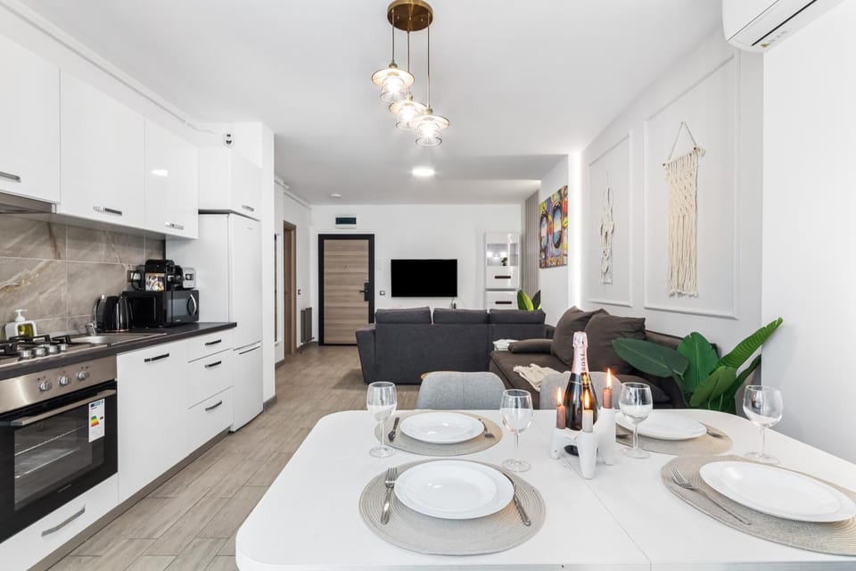 TV and multimedia, Kitchen or kitchenette, Living room, Seating area, Dining area, oven, stove