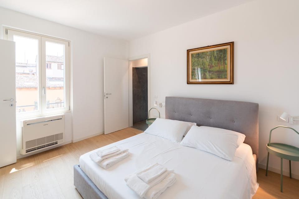 Bed, Photo of the whole room, towels