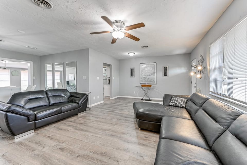 3 Mi to Venice Beach: Pet-Friendly Home w/ Yard House in Venice Gardens