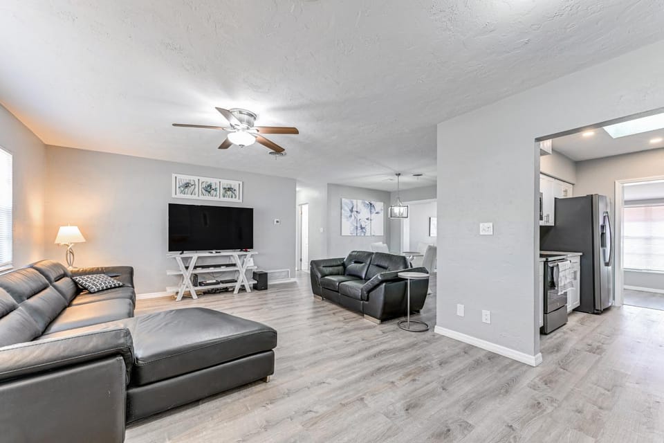 3 Mi to Venice Beach: Pet-Friendly Home w/ Yard House in Venice Gardens