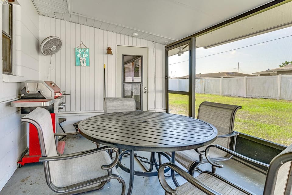 3 Mi to Venice Beach: Pet-Friendly Home w/ Yard House in Venice Gardens
