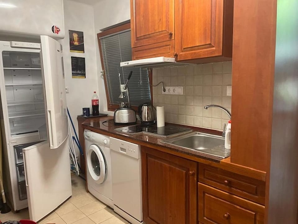 Coffee/tea facilities, Kitchen or kitchenette, dishwasher, stove, toaster, washing machine