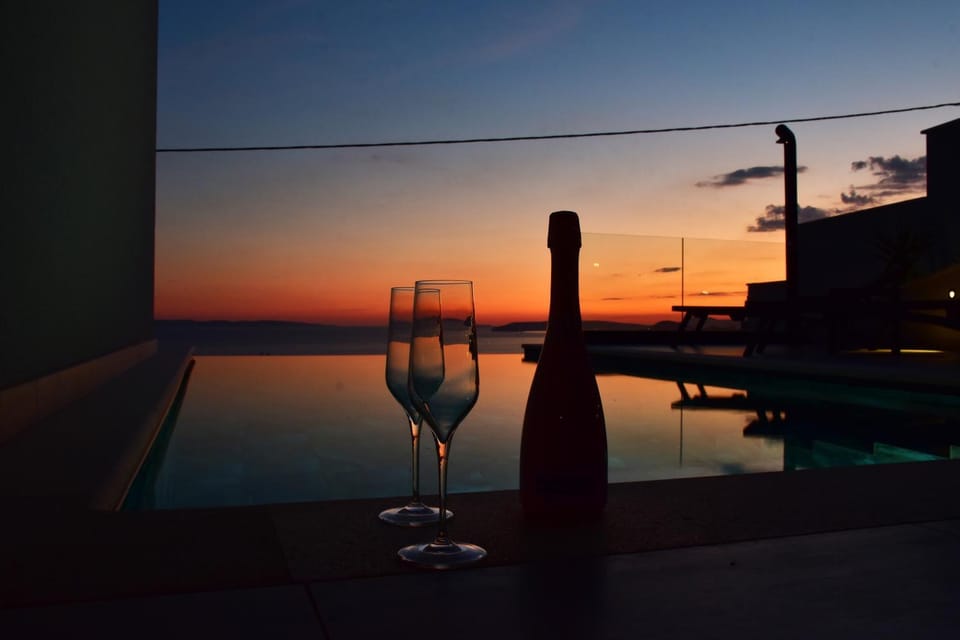 Natural landscape, Food and drinks, Swimming pool, Alcoholic drinks, Sunset