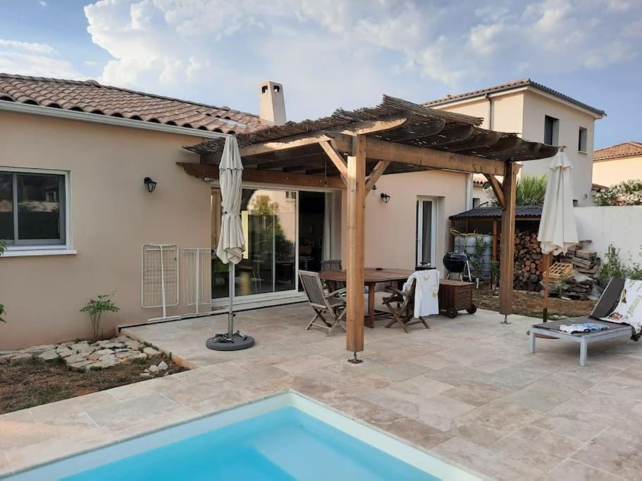 Property building, Patio, Day, Pool view, Swimming pool, sunbed