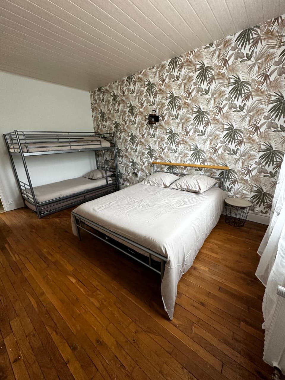 Bedroom, bunk bed