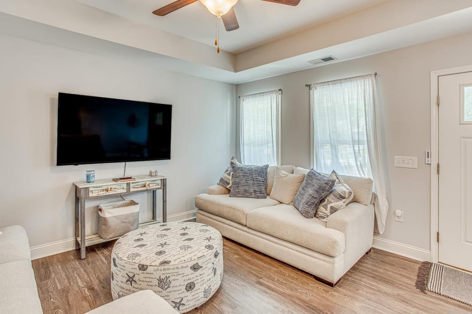 Charming Oak Island Beach House w/ Fire Pit & Yard House in Oak Island