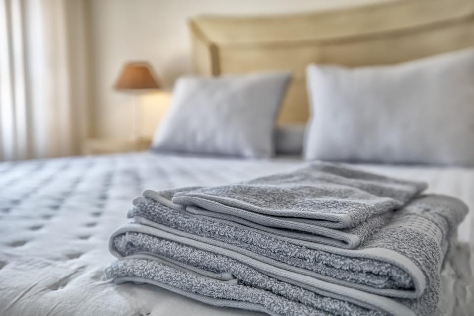 Bed, Bedroom, towels