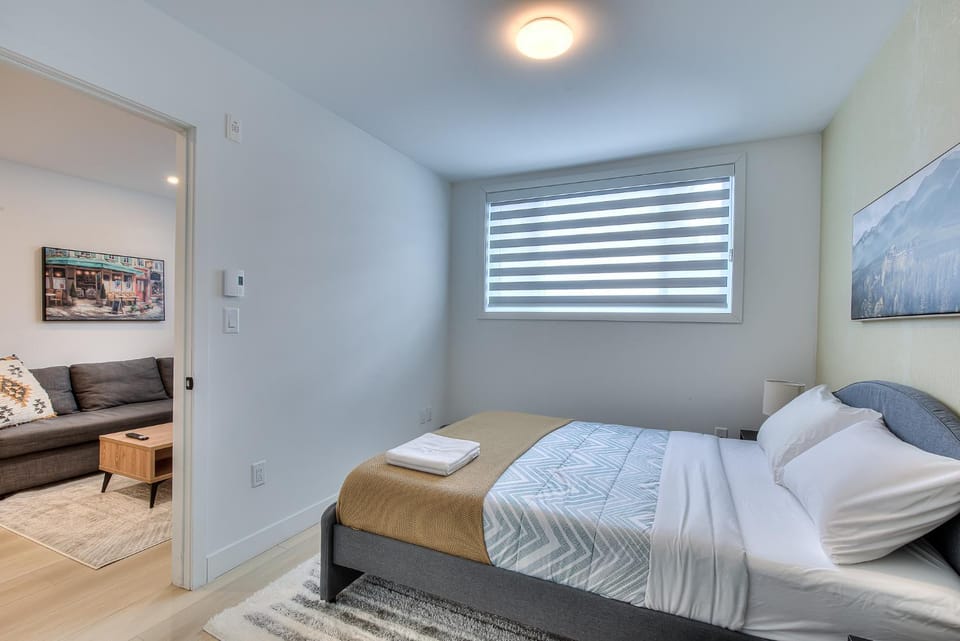 Bed, Living room, Photo of the whole room, Seating area, Bedroom