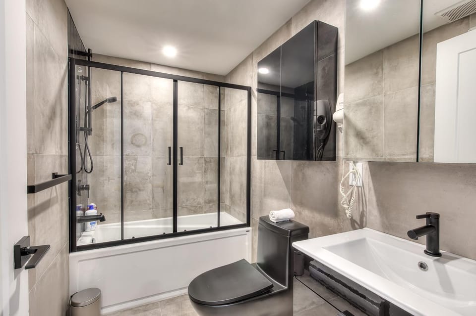 Shower, Toilet, Bathroom, Bath, towels