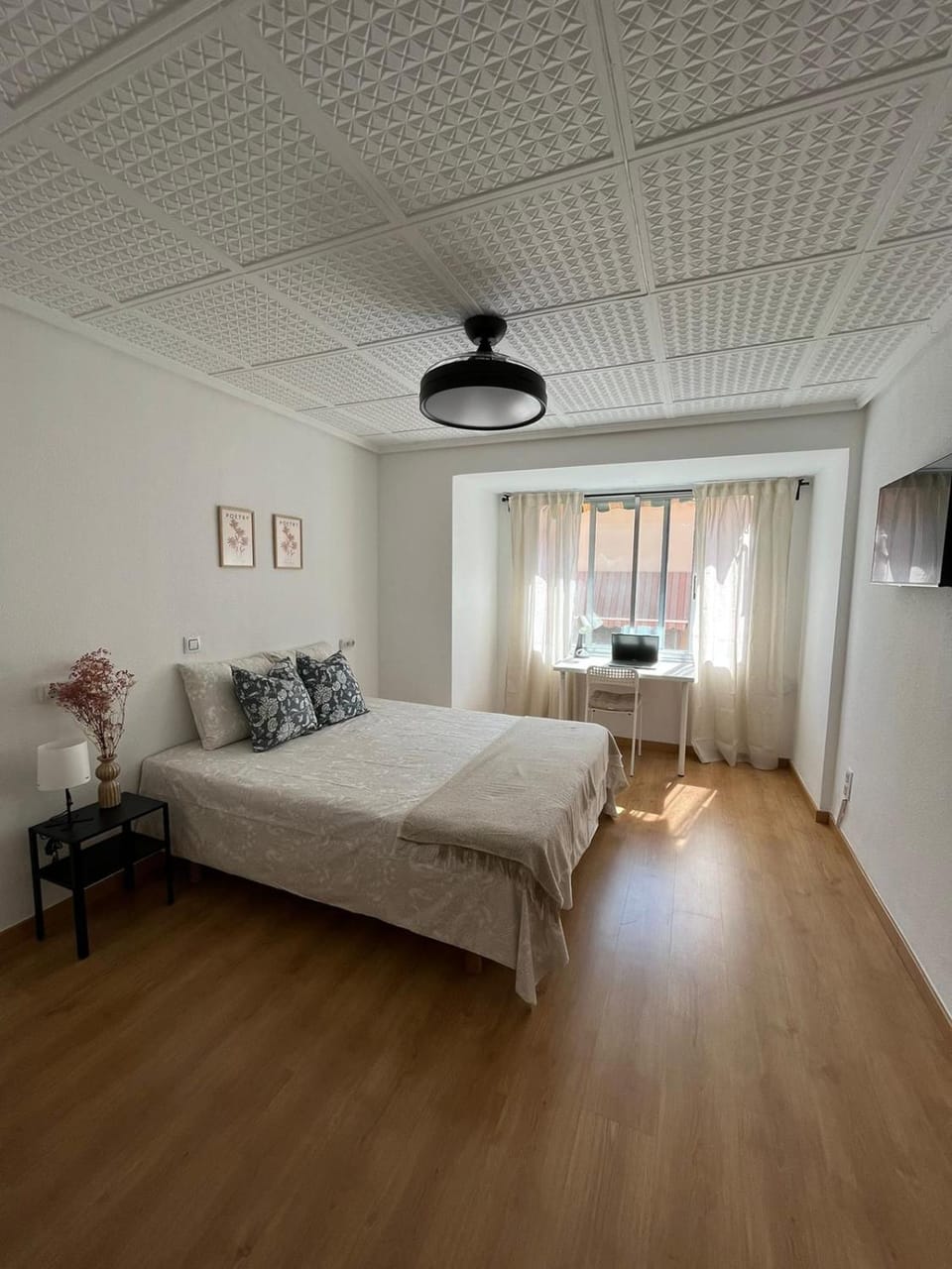 Bed, Bathroom, TV and multimedia, Seating area, Bedroom, air conditioner